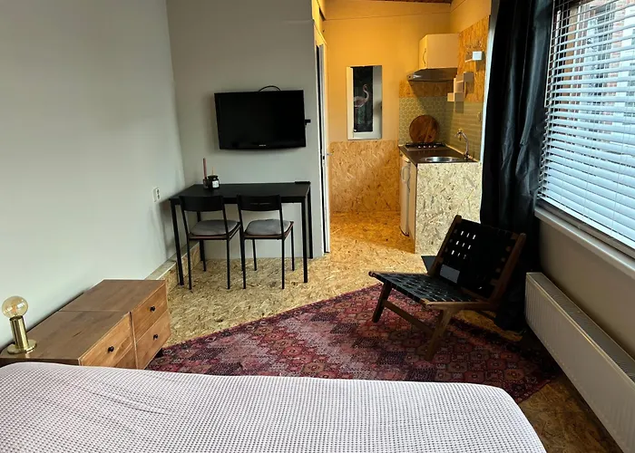 Πανσιόν Tiny Garden 3*